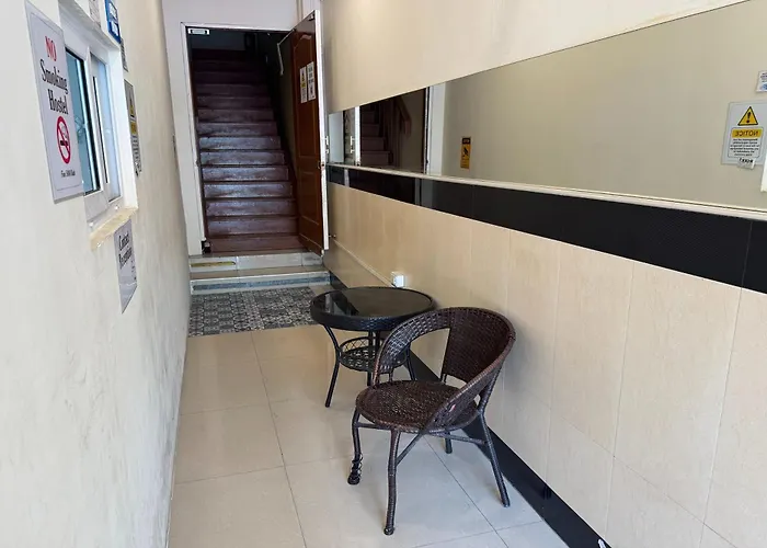 Hostal The House