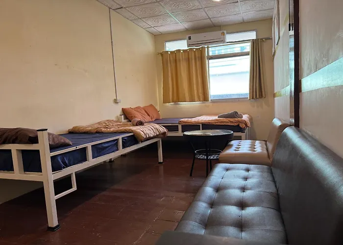 Hostal The House *